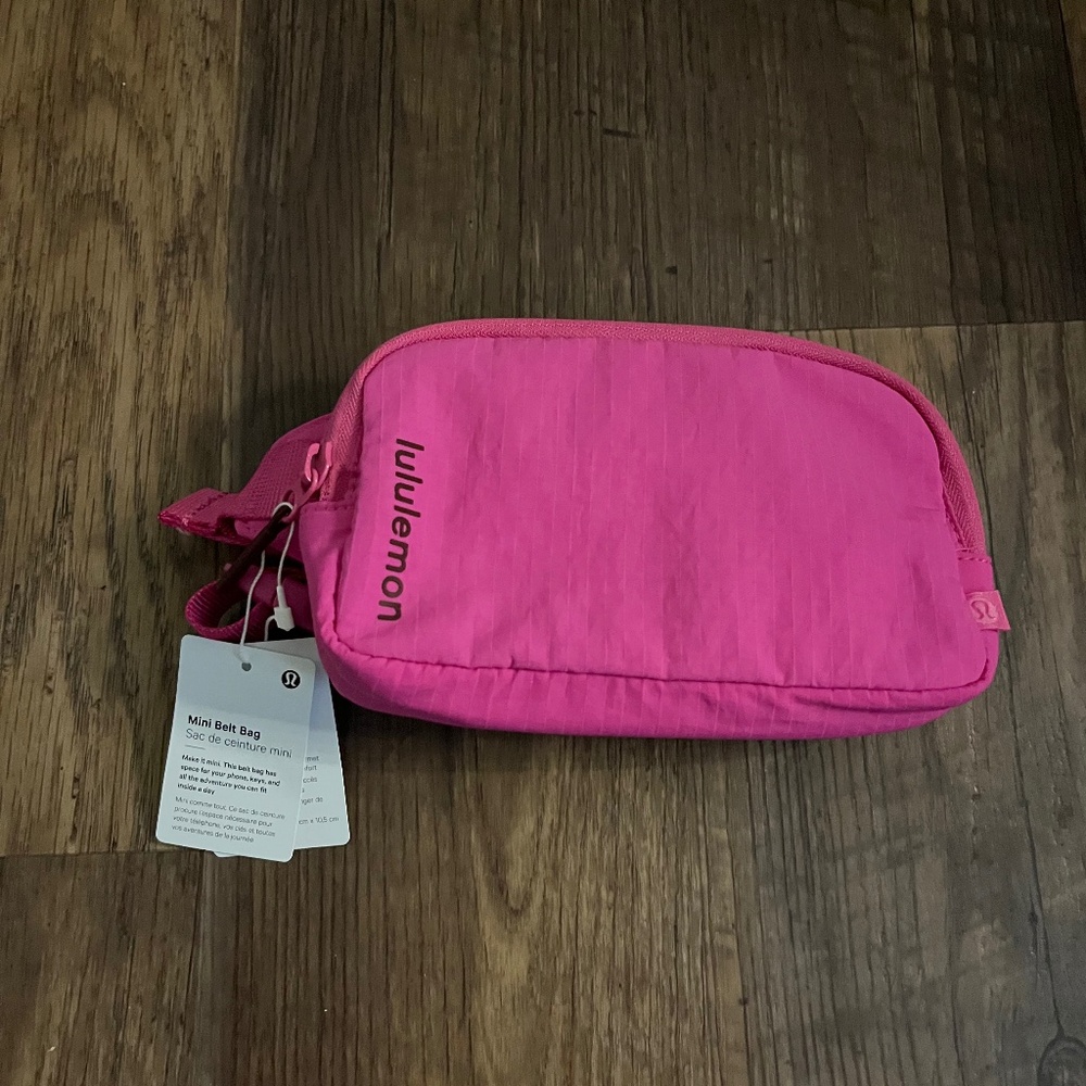 Mini lululemon belt bag